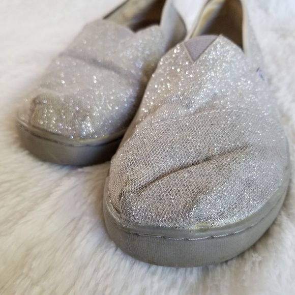 TOMS | Girl's Silver Slippers - Picture 4 of 4